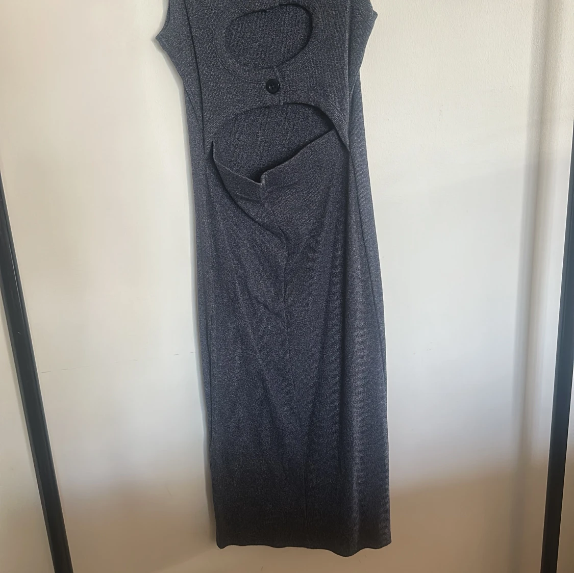 Grå ribbad långklänning med cut out och knappar - 1