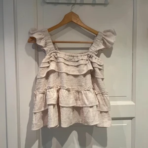 Beige volangtopp - Supersöt beige topp med flera volanger och puffiga axelband