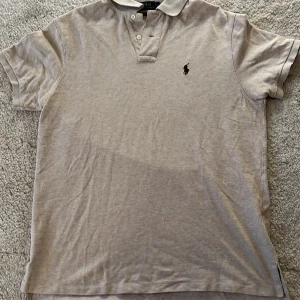  Polo Ralph Lauren piké -  Polo Ralph Lauren piké. Tröjans skick är 9/10 (bara lite skrynklig) och endast använd ett fåtal gånger😍💯. Storlek L men passar även M. Perfekt för att bli kung i baren i sommar🍸☀️  Nypris ca 1500kr.