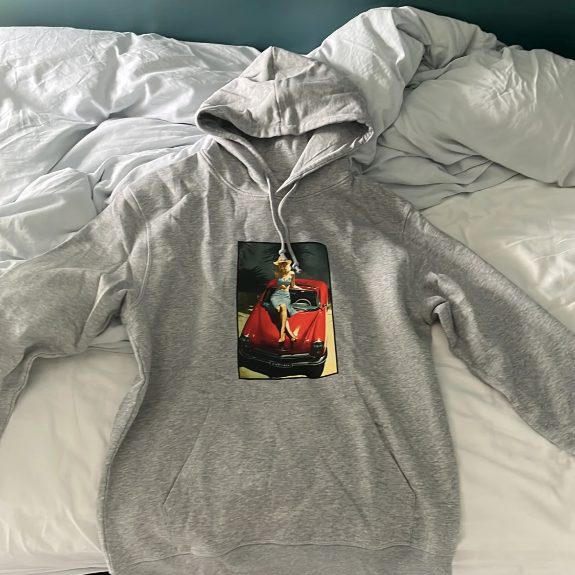 Grå hoodie med retrotryck