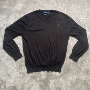 Svart v-ringad tröja från Polo Ralph Lauren -  Svart långärmad tröja från Polo Ralph Lauren med v-ringning. Normal i storleken📏 inga defekter❌
