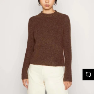 Brun stickad tröja från Pieces - Mysig brun stickad tröja från Pieces med rund halsringning och långa ärmar. Knappt använt men så mjuk och härlig!