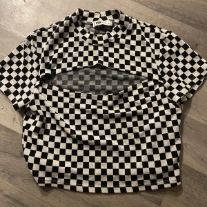 Rutig tröja - As cool tröja från new yorker som aldrig kommit till användning.. den har en ”skurning” ovanför bröstet. Skriv privat för bilder🩷