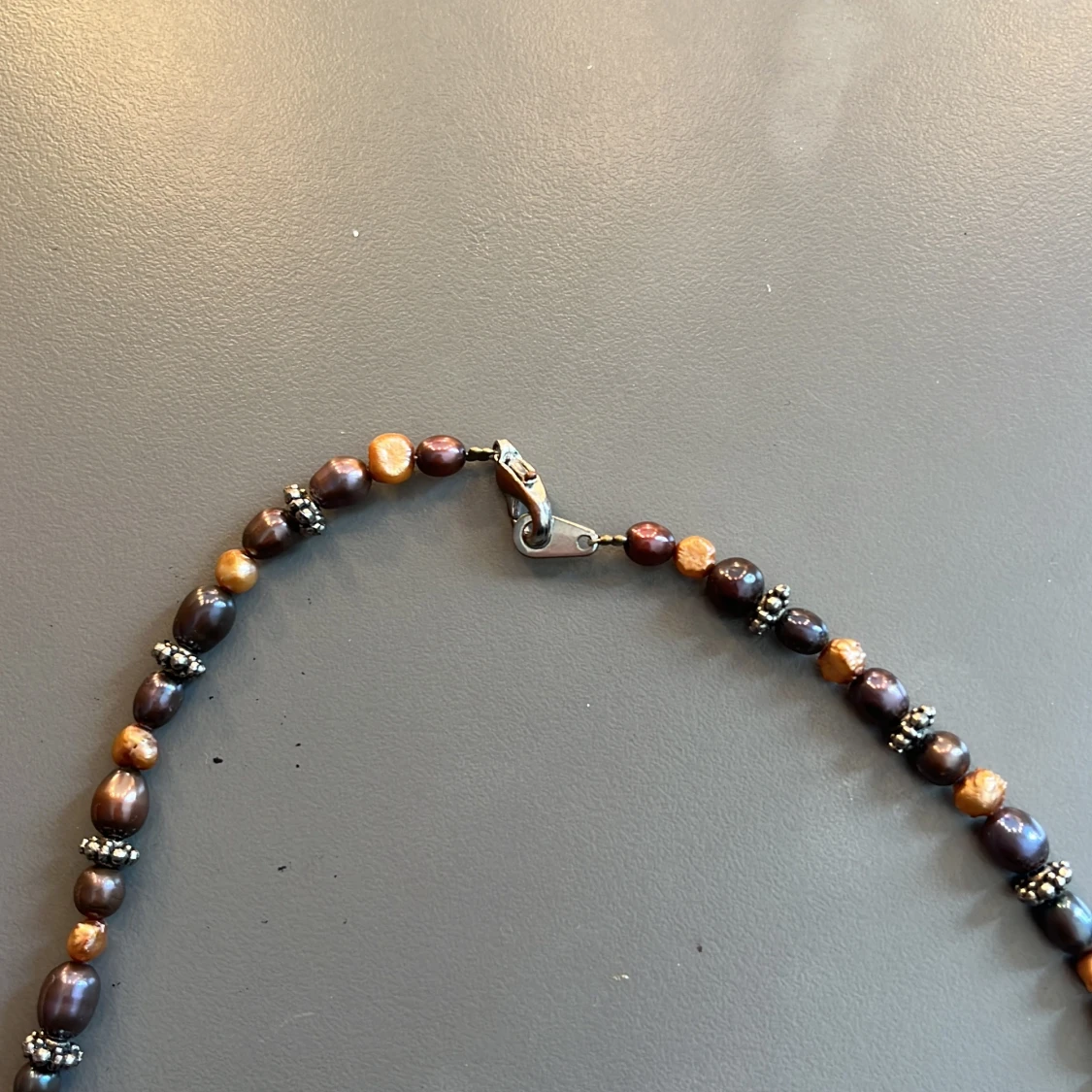 Brunt pärlhalsband med silverdetaljer - 3