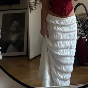 Vit långkjol med rynkade detaljer - NYPRIS: 550kr Säljer en helt ny vit långkjol med rynkade partier i storlek Small. Kjolen har en luftig och flowy passform. Resårband i midjan för extra komfort. Säljer på köpte två och missade returnera tillbaka!