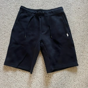 Polo Ralph lauren shorts - Ett par svarta polo Ralph lauren short helt nyt skick taggen finns kvar och qr koden funkar. Pris kan diskuteras och skriv om du har några frågor.
