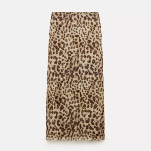 Leopardmönstrad långkjol - Cool långkjol med leopardmönster i beige och bruna toner. Kjolen har rak passform och är perfekt för dig som vill sticka ut med en trendig look. Lätt att matcha med både enkla och mer färgstarka toppar. Som ny 🤩