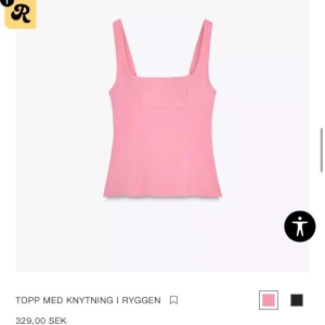 Rosa topp med rosett i ryggen - Säljer en söt rosa linnetopp med breda axelband och stor rosett i ryggen. Toppen har djup rygg och är perfekt för varma dagar. Passar snyggt till jeans eller kjol. HELT NY MED PRISLAPP KVAR!Sitter som S 🥰