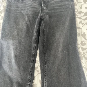 Mörk gråa från Perfect Jeans - Säljer ett par lågmidjade mörk gråa jeans från Gina tricot. De är petite så perfekt för de som är runt 160 cm långa🥰🥰