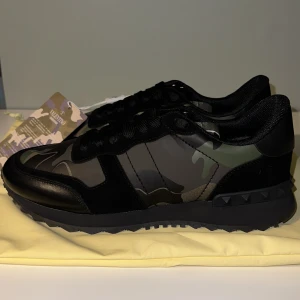 Valentino Garavani flycrew - Säljer dessa helt nya valentino skorna. Skorna är min lillebrors och hjälper honom sälja dessa. Hör av dig vid intresse. Vill bli av med dom så snabbt som möjligt, därför priset är så lågt. 