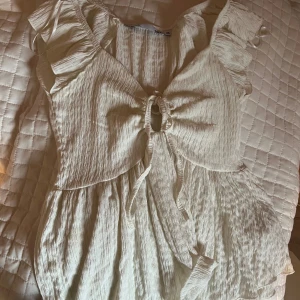 söt blus! - fin vit blus från lager 157💗 inga defekter och i bra skick! 