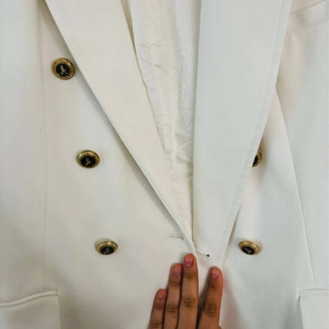 Vit kavaj med guldknappar från Zara Passar M-L-Xl