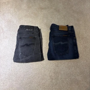 Nudie jeans  - Storleks lappen på den grå är avklippt . Storlek på blåa är  27/34 och gråa är 27/32, OPS dom blåa har ingen söm där nere