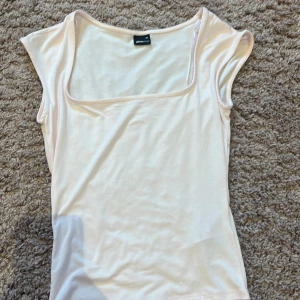 Uringad topp från Gina  - Säljer den här ljusrosa uringade topp från Gina för  den inte kommer till användning. Har bara använda den en gång så den har väldigt bra skick! Strl xs💕