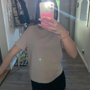 Beige topp  - Säljer en beige topp med volangkant från JDY i storlek XS för att den inte kommer till användning längre!🩷