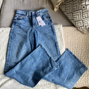 Blåa jeans  - Superfina blåa jeans från Gina. Aldrig använda då de är lite för små för mig i storleken. Storlek 36. Är bra i längden och går lite under anklarna på mig. Är 173 för referens. 