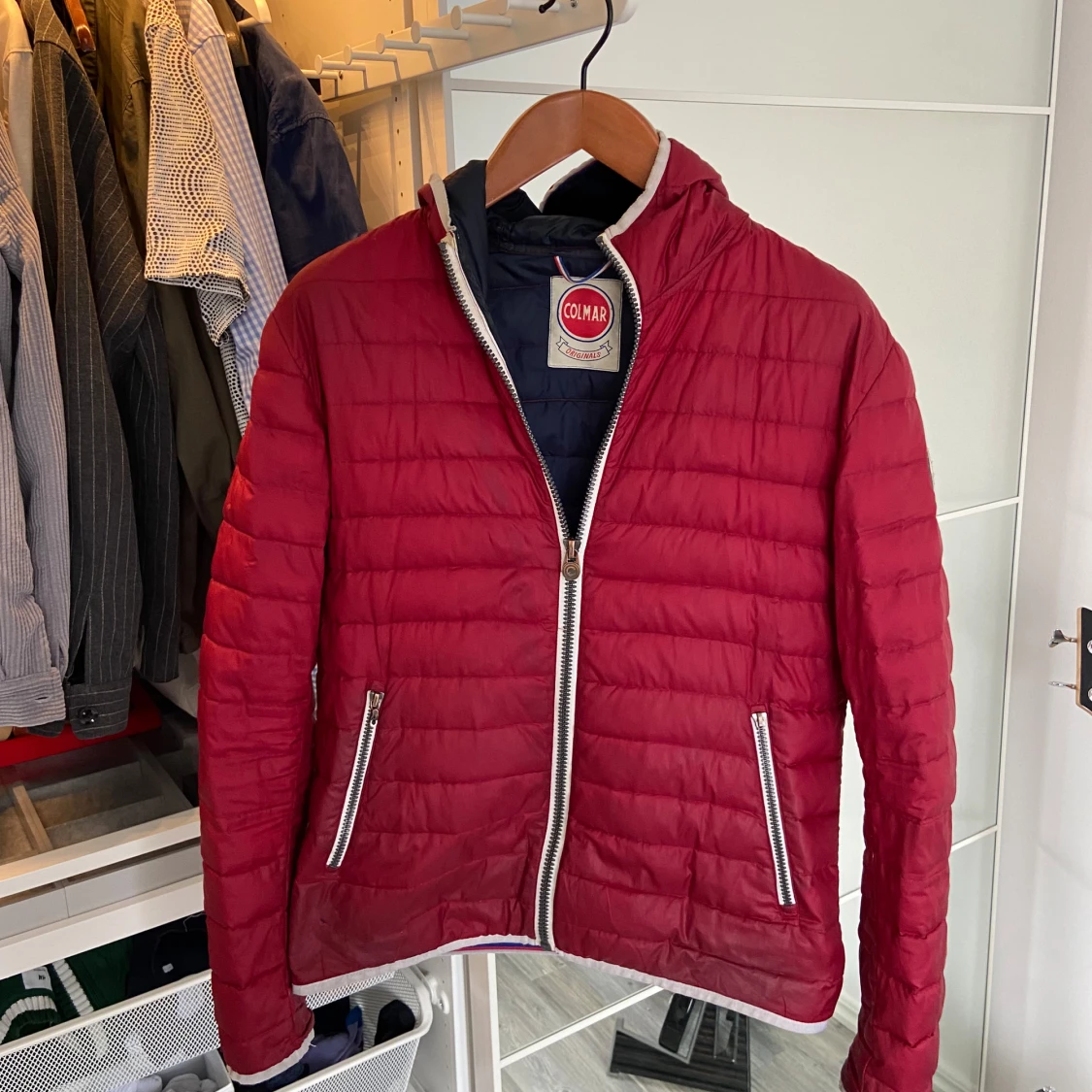 Röd pufferjacka från Colmar