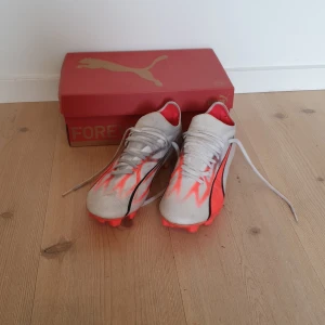 Puma ultra match fotbollsskor - Fotbollsskor från puma i mycket bra skick. De är endast använda ett fåtal ggr men de ser smutsiga ut eftersom de är fotbollsskor och om man tvättar de kommer de ändå bli smutsiga ganska snabbt. Sulorna är oanvända. Nypris 950kr mitt pris 399. Priset kan diskuteras.
