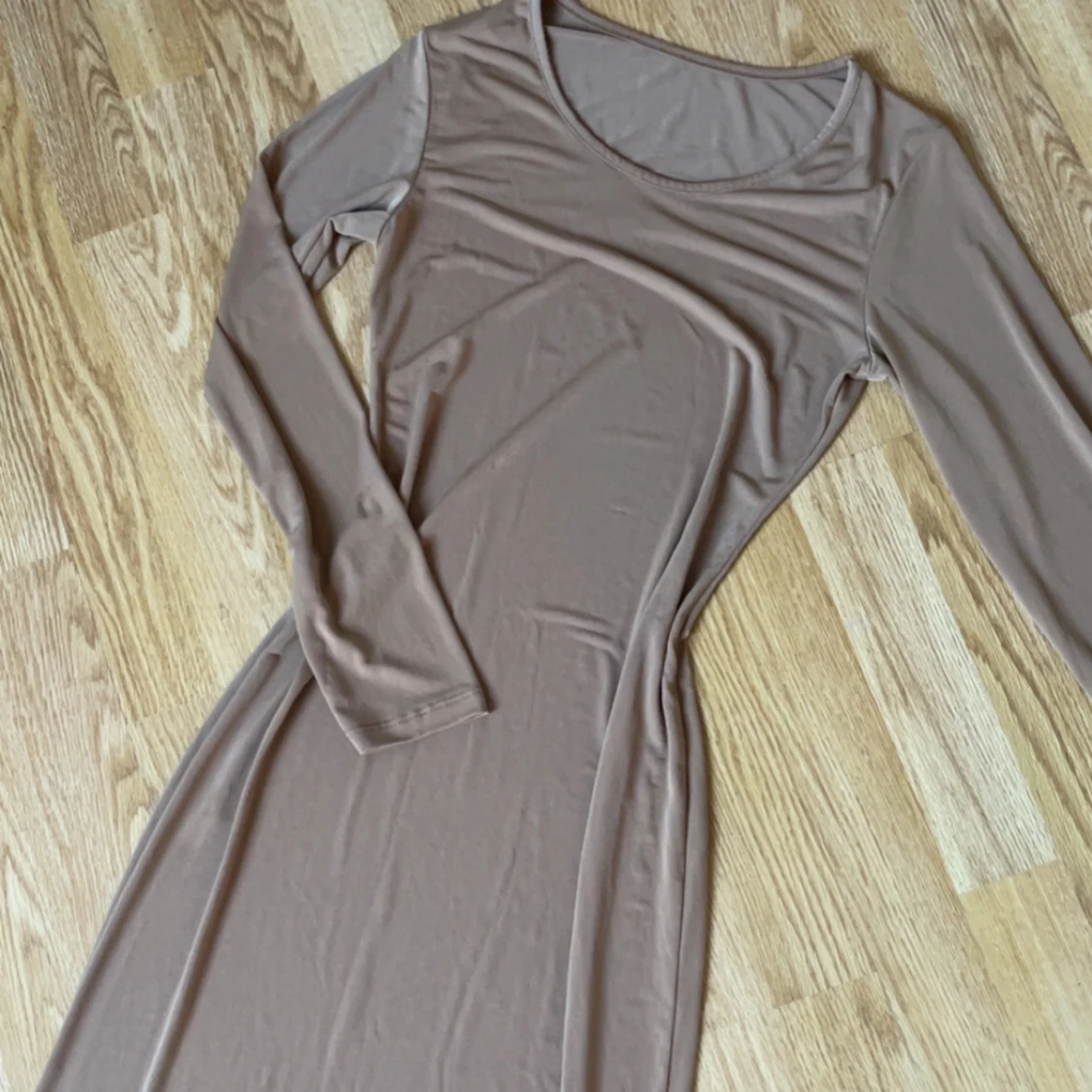 Beige maxiklänning med lång ärm - 3