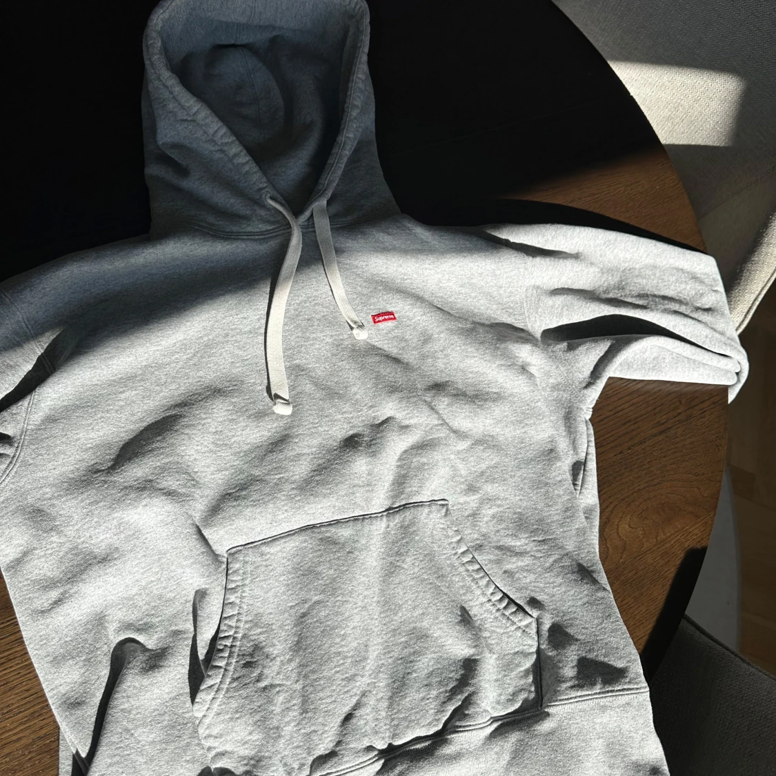 Grå hoodie från Supreme