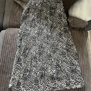 Leopard kjol från VeroModa - Fin kjol som går en bit under knäna! Leopardmöster med en slits på ena sidan! Från VeroModa i stl S. Säljer för 100kr