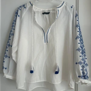 Blus från Zara med broderier - Super söt blus från Zara med blåa broderier i stl S, använd men inget är sönder och i ett bra skick. Skriv om du har fler frågor 💗
