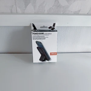 Magnetisk Powerbank 🖤 - En magnetisk trådlös powerbank med 5000 mAh! Har endast öppnat för att kolla på den! Köptes för 284kr! FÖRST TILL KVARN!🖤(BUNDLERABATT VID KÖP AV FLER ARTIKLAR!)