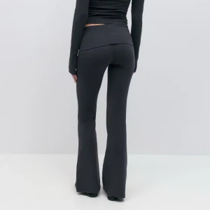 Gråa softwear  - Snygga svarta bootcut byxor med låg midja och stretchigt material. Byxorna har en figurnära passform upptill och utsvängda ben, perfekta för en trendig och bekväm look.
