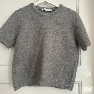 Grå stickad tröja från Zara - Stickad tröja från Zara i stl L, den sitter som en S dock. Använd fåtal gånger så i ett super bra skick. Skriv om du har fler frågor 💗