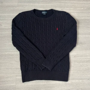 Ralph Lauren tröja  - Ralph Lauren tröja | Skick 7/10 | Size - XS | Fraktar via postNord eller instabox på köparens bekostnad | Hör av dig vid minsta frågor eller funderingar // LuxeCloset