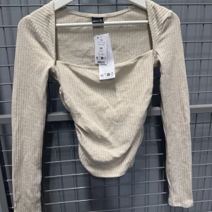 Beige  topp från Gina tricot  - Säljer en beige  topp från Gina tricot  