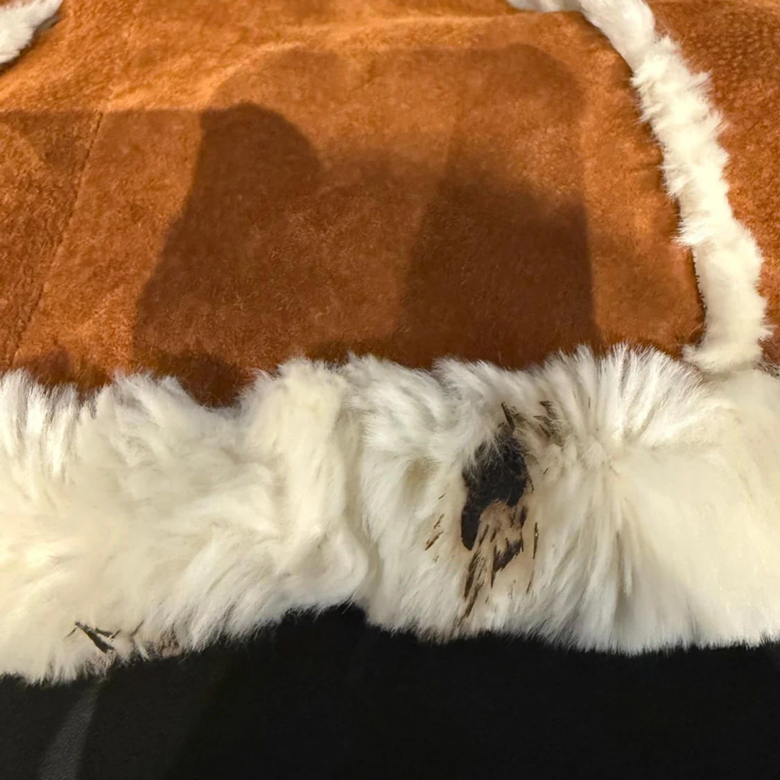 Brun pälsväst med vita detaljer - 3