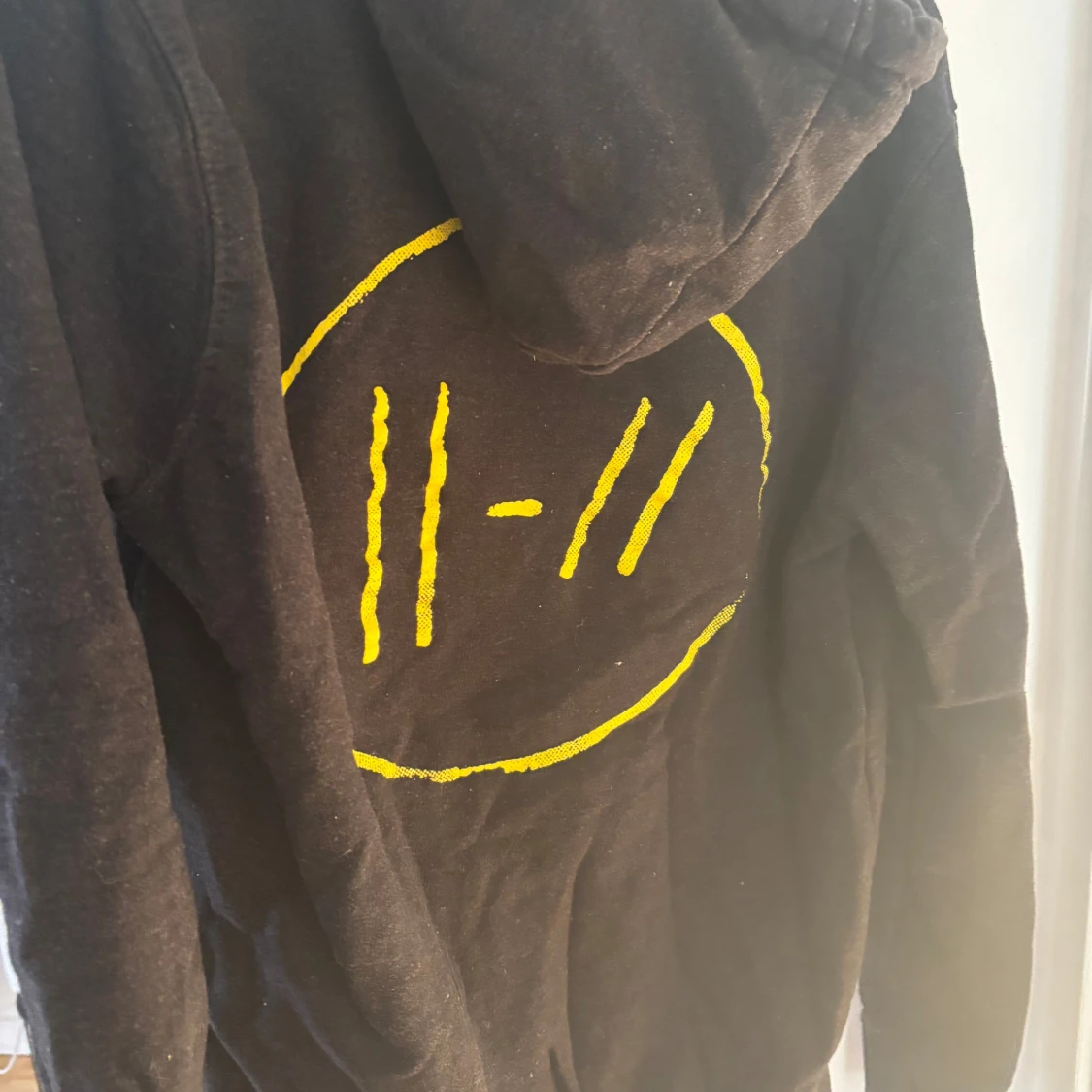 Svart hoodie med Twenty One Pilots-tryck - 1