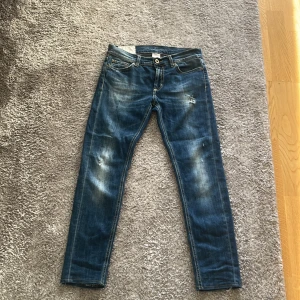 Blå jeans från Dondup - Säljer ett par jeans från Dondup för att dom blivit för små! Skicket är 8/10 och dom är L27 ungefär för dom är 85 cm från midja till ankel i längden. Dom är perfekta jeans för den kommande sommaren ☀️ Om ni har några eventuella frågor hör gärna av er😊