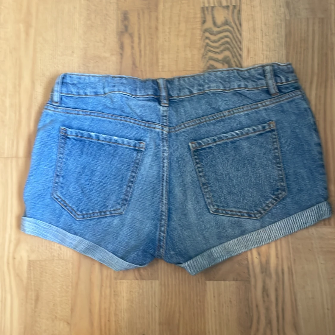 Blå jeansshorts med upprullad kant - 1