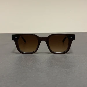 Bruna 04 från CHIMI - Snygga solglasögon från CHIMI i mörkbrunt. Helt enkelt inte min stil längre men är i superbra skick utan några repor som man kan se på bilden. Hör av dig vid fler frågor