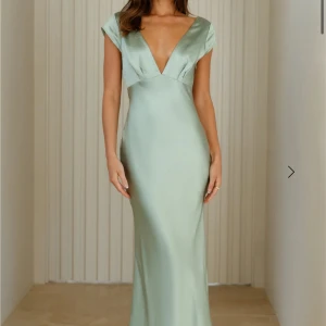 balklänning hello molly - säljer denna trendiga balklänningen från hello molly som är helt ny med prislappen på!! 💞💞nypris med frakt ligger på 1900kr