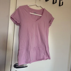 Ljusrosa t-shirt med v-ringning - Basic T-shirt från Ullared, säljer för den inte passar mig 🫶🏼