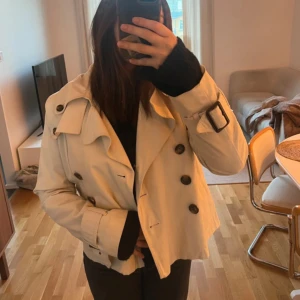 jacka - beige jacka från Kappahl, köpt secondhand så säljs i befintligt skick. Lite fläckar på vissa ställen men annars fin