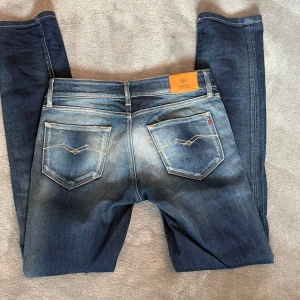 Blå jeans från Replay - Säljer ett par snygga blå jeansbyxor från Replay. Säljer pågrud av att det inte var min storlek, passform slim. Längd 30