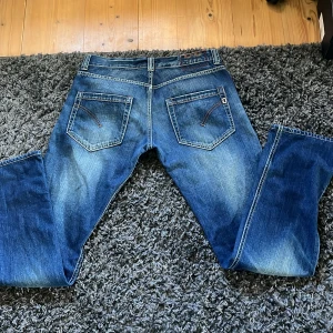 Blå dondup jeans - Blå Dondup jeans i storlek 32. Dondup är kända för sin unika design och tillverkling i Italien. Perfekt i en stilren outfit🙌🤝🍾 skriv vid funderingar och kom gärna med bud!