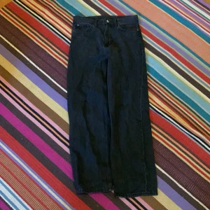 Svarta jeans Weekday - Galaxy Loose Straight Jeans från weekday, knappt använda. 