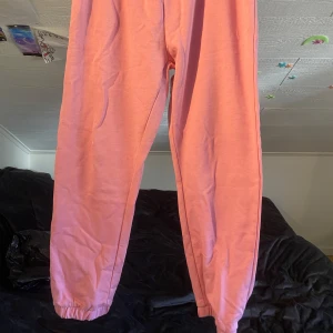 Rosa mjukisbyxor från 157 - Säljer ett par rosa mjukisbyxor från 157 i storlek M. Byxorna har resår i midjan och vid bensluten för en skön passform. Perfekta för chill dagar eller när du vill vara extra bekväm.