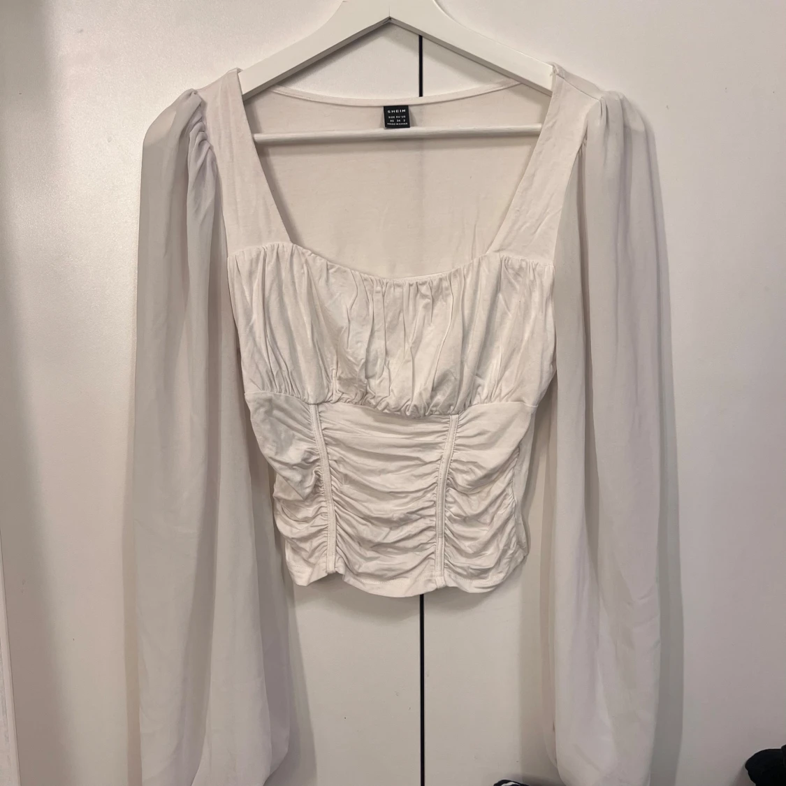 Vit långärmad topp med rynkade detaljer 