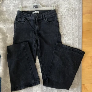 Trendiga bootcut jeans från Lindex – stl 146 i toppskick! - Säljer ett par snygga bootcut jeans från Lindex i storlek 146 EUR. Jeansen har en klassisk blå tvätt och en smickrande bootcut-modell som ger en fin siluett och bekväm passform. De är i väldigt gott skick – endast använda ett fåtal gånger och utan några fläckar eller skador. Perfekta för dig som letar efter ett stilrent basplagg med det lilla extra! Passar både till vardag och finare tillfällen.  Nypris ca 400-500kr