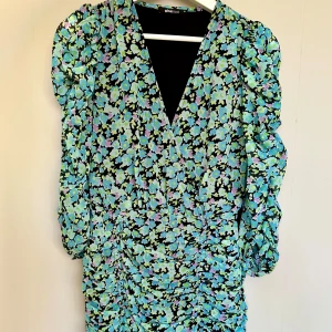 Blommig klänning - En blommig klänning från Gina Tricot. Den är aldrig använd då den köptes för en specifik fest som inte blev av. Den är stretchig och längden kan varieras. 