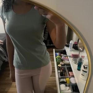 Ljusgrön basic t-shirt - En enkel ljusgrön t-shirt med rund halsringning och korta ärmar. Modellen är klassisk och passar perfekt till vardags. Tillverkad i mjukt bomullsmaterial för en bekväm känsla.