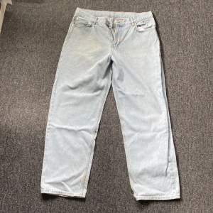 Ljusblå baggy - Sköna seeet sktbs jeans i bra skick. Lite smutsiga men går och tvätta bort!