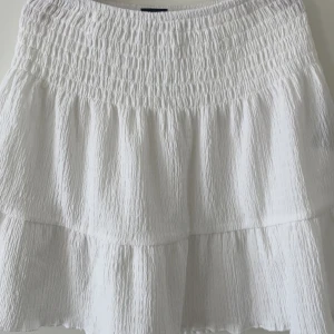 Vit volangkjol  - Säljer en kort vit kjol med volang
