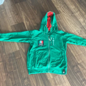Grön hoodie från Sail Racing med dragkedja - Säljer en sail racing zip hoodie. Den är i ett väldigt bra skick 